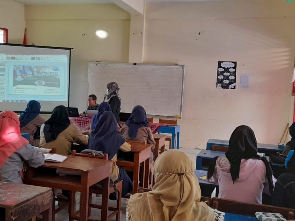 PELATIHAN SERVICE EXCELLENT DI SMK MUHAMMADIYAH MINGGIR OLEH UAD