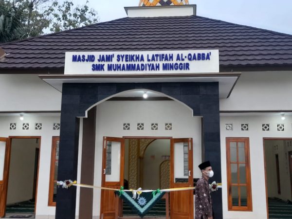 Rektor UMY Resmikan Masjid Jami' Syeikha Latifa Al Qabba SMK Muhammadiyah Minggir Rektor UMY Resmikan Masjid Jami' Syeikha Latifa Al Qabba SMK Muhammadiyah Minggir