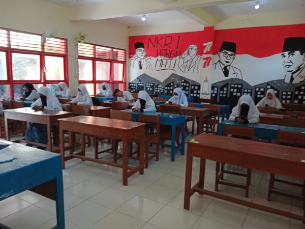 Penilaian Akhir Semester berbasis Android dan server terpusat Penilaian Akhir Semester berbasis Android dan server terpusat