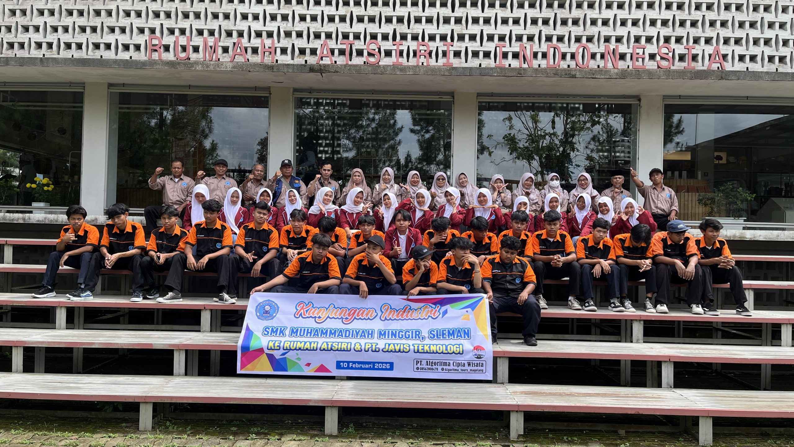 SMK Muhammadiyah Minggir Gelar Kunjungan Industri ke PT Javis Teknologi Albarokah dan Rumah Atsiri Indonesia.